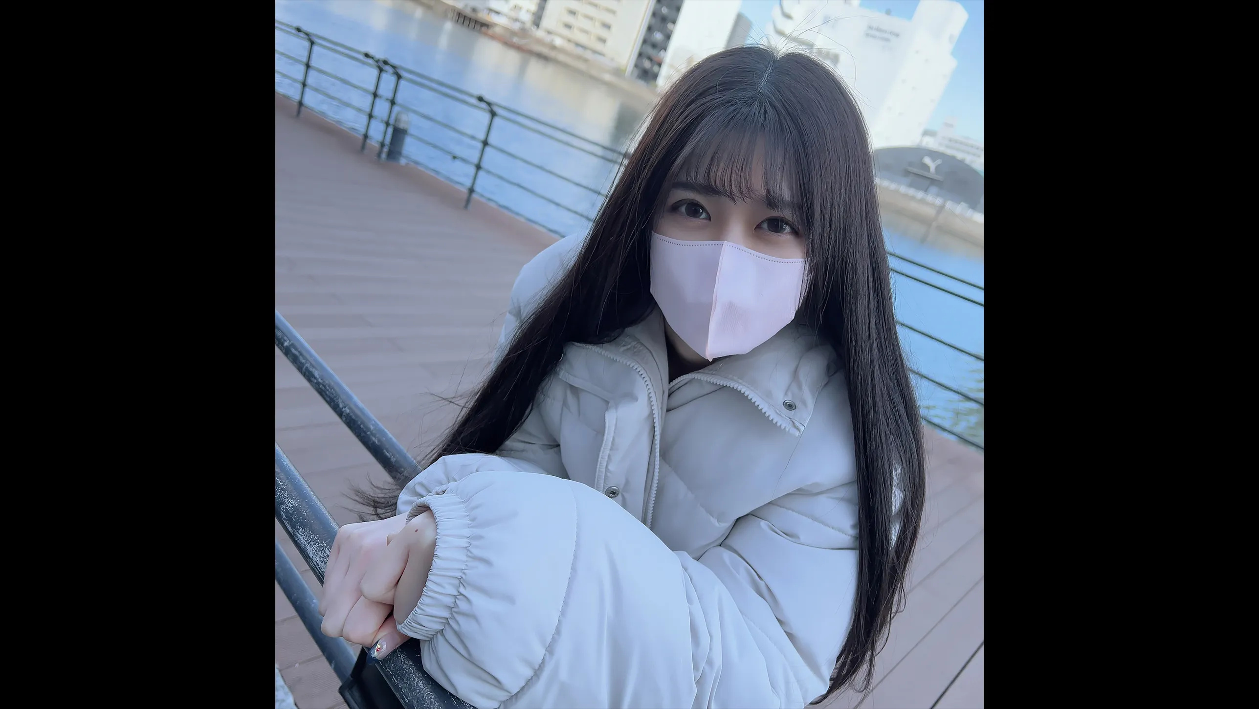 第一枪！ ！当众下流让我兴奋… 长着可爱脸庞的美女接待员，异性癖好到户外，嘴里射精喝光她的体液！ ！然后她被带到!}