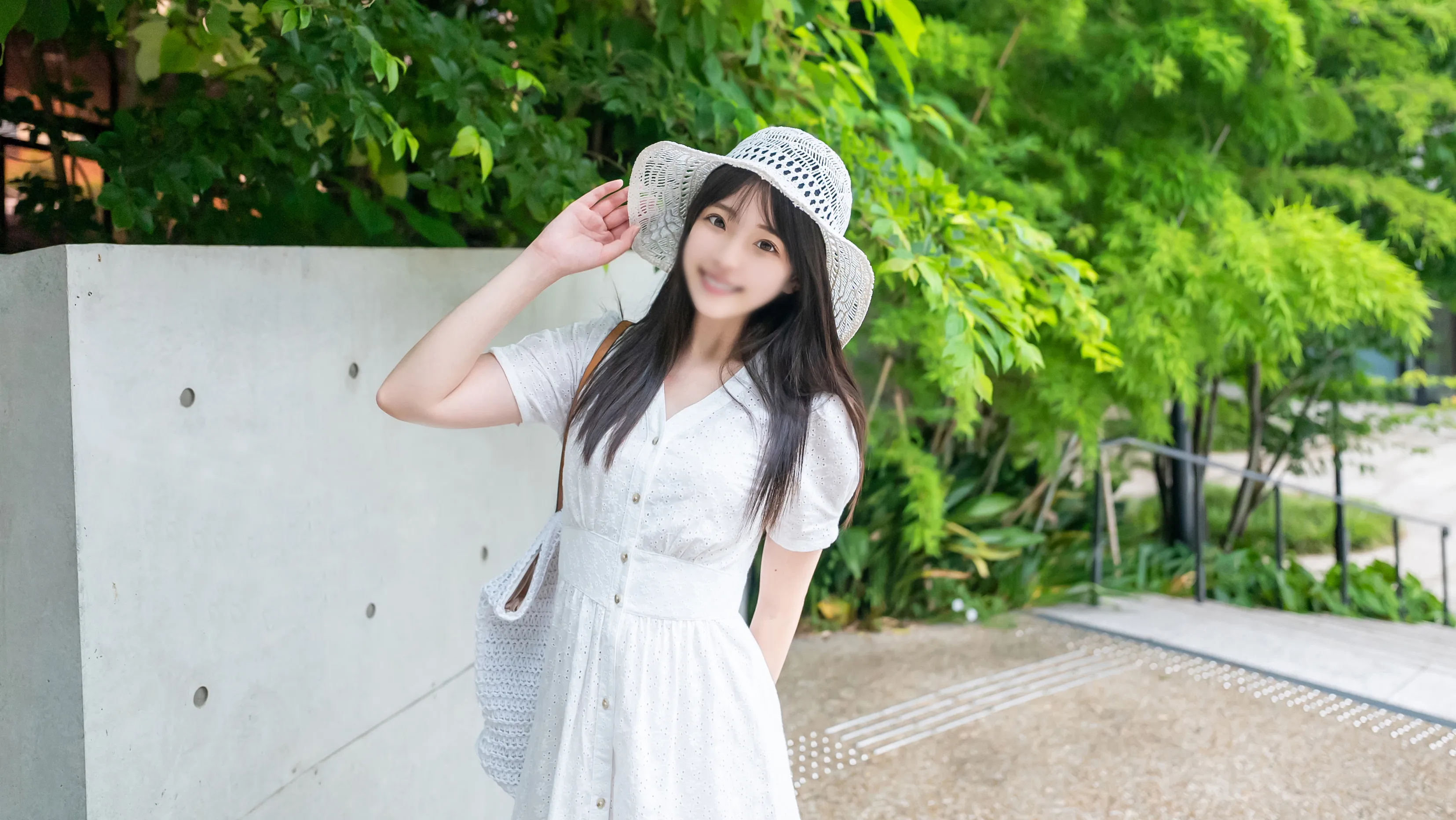 露脸！！电影画风！稍微长大了的19岁的天真可爱的白皮肤的女大学生！炫目的纯白连衣裙和美丽的美白的美体生中出！！(前篇)!}