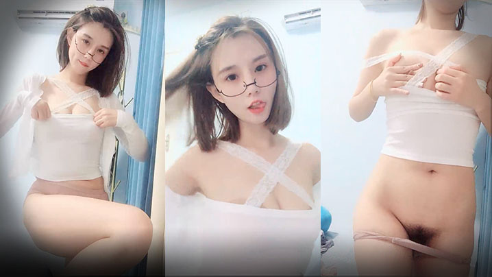 【 喵喵是个猫】顶级短发酒窝美女，小背心肉色丝袜抚摸美臀，半脱下黑丝掰开嫩 穴。