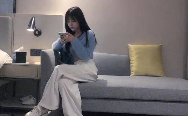 【小马探花】深夜紫色T恤马尾反差萝莉妹纸，舌吻摸逼先调调情，翘起屁股后入一下下撞击，站立后入猛操_学生妹_酒店真实偷拍}