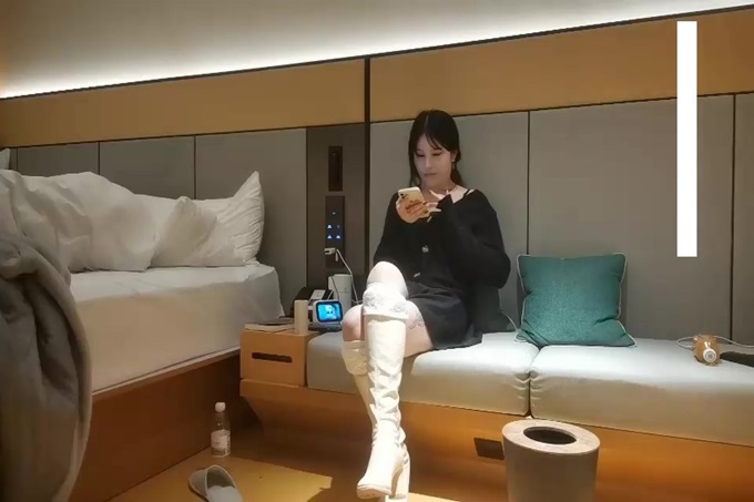 丰满的妹子！口交舔弄到床上后入大力抽插猛操_#探花}